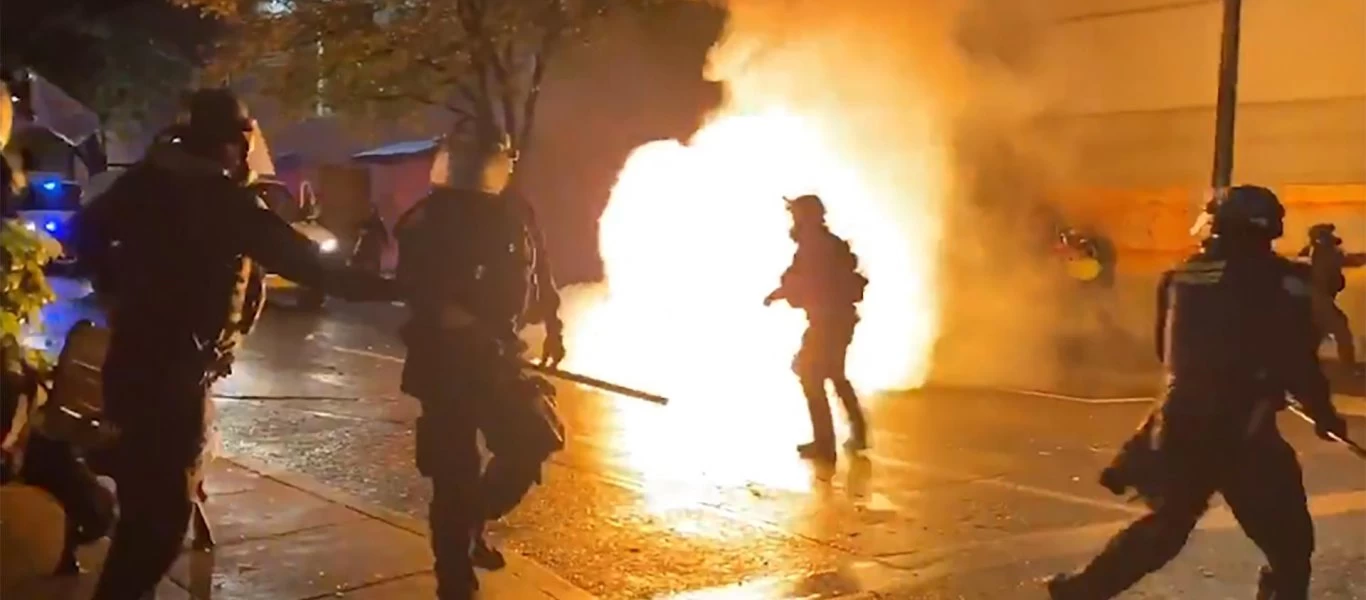 Σοκ: Ένστολοι της κυβέρνησης πετούσαν μολότοφ(!) στους πολίτες στη Ν.Σμύρνη - Από τύχη δεν είχαμε νεκρό! (βίντεο)